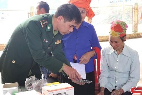 Thầy thuốc quân hàm xanh