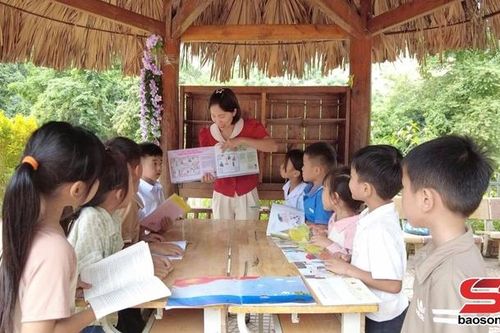'Bám bản' gieo chữ nơi biên cương