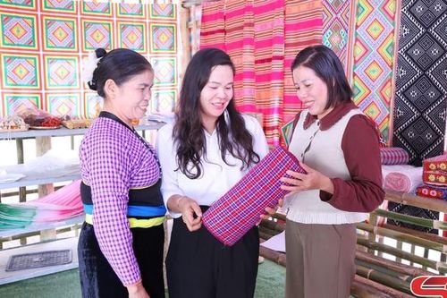Phụ nữ Gia Phù giúp nhau vươn lên làm giàu