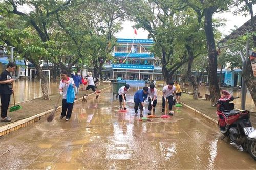 Giữ lớp trong mùa lũ