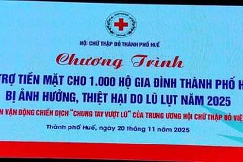 Trao 1.000 suất quà hỗ trợ cho người dân bị ảnh hưởng mưa lũ