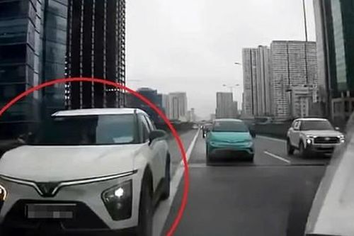 Vì sao CSGT không xử phạt một lái xe đi vào làn khẩn cấp đường Vành đai 3?