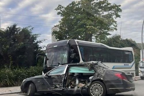Mercedes-Maybach mất lái đâm xe khách đỗ ven đường, tài xế bất tỉnh ở Quảng Ninh