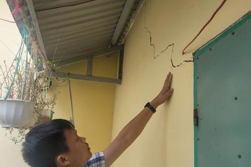 Sau tiếng nổ lớn trong lòng đất, hàng loạt trụ sở nhà dân ở Gia Lai bị nứt