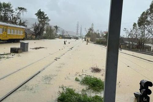 Mưa lũ Trung Bộ khiến đường sắt tê liệt, 25 chuyến tàu bị bãi bỏ, thiệt hại gần 10 tỷ đồng