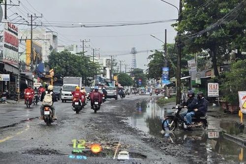 Sau ngập nước, đường phố miền Tây đầy ổ gà, hố sâu nguy hiểm