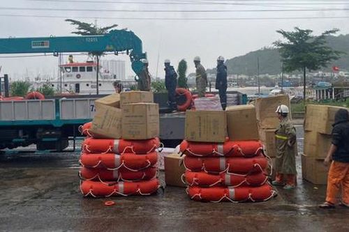 Tiếp viện hàng trăm áo phao, phao bè cho các địa phương phòng, chống lũ