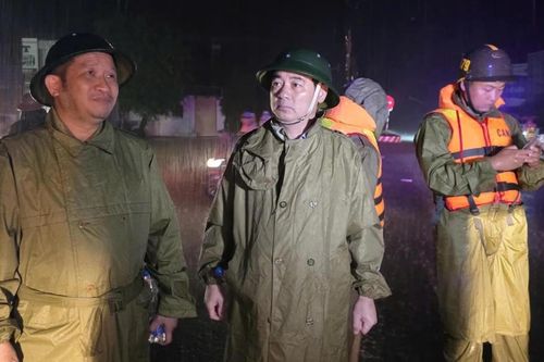 Bí thư tỉnh ủy Khánh Hòa Nghiêm Xuân Thành xuyên đêm chỉ đạo công tác ứng phó mưa lũ