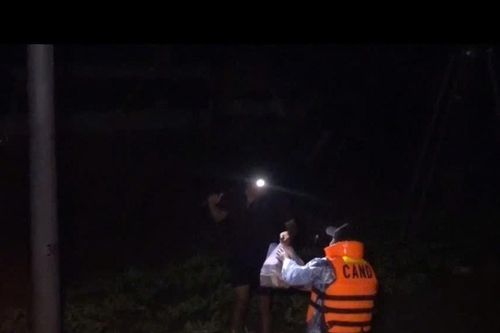 Công an tỉnh Gia Lai chuyển hàng ngàn suất ăn đến nhân dân bị ảnh hưởng của mưa lũ
