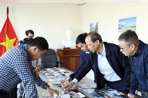 Tiểu ban Ảnh giải Diên Hồng chấm sơ khảo các tác phẩm tham dự
