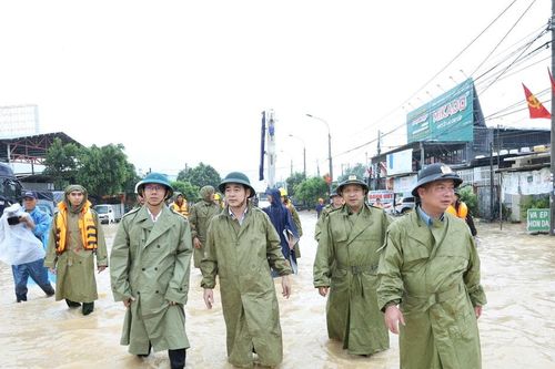 Bí thư Tỉnh ủy Khánh Hòa Nghiêm Xuân Thành kiểm tra, chỉ đạo công tác di dời người dân tại các 'rốn lũ'