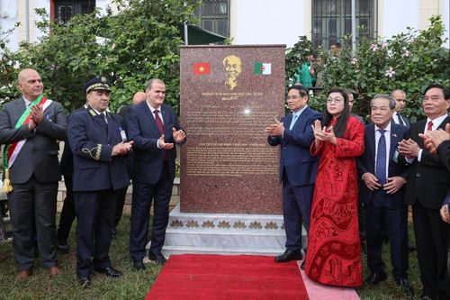 Thủ tướng thăm Đại lộ Hồ Chí Minh và khánh thành bia tưởng niệm Người tại Algeria