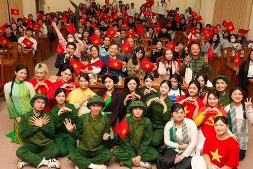 Màn đồng diễn ngôn ngữ của người khiếm thính gây xúc động tại chương trình của Học viện Thanh thiếu niên Việt Nam
