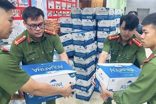 Chuẩn bị hàng chục tấn hàng cứu trợ bà con vùng lũ khẩn cấp trong đêm