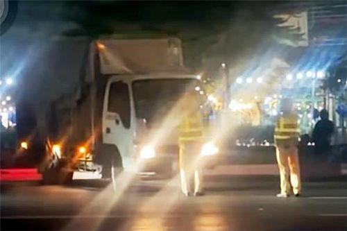 Tài xế lái xe tải lao thẳng vào CSGT ở Hà Nội để bỏ trốn