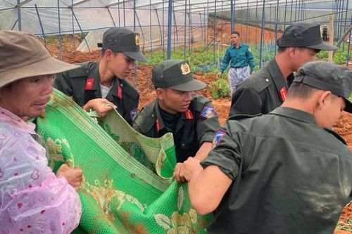 Đang làm vườn, một nông dân bị đất đá vùi lấp