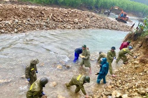 Công an xã ở Huế dầm mình trong mưa rét, khắc phục sạt lở tuyến đường độc đạo