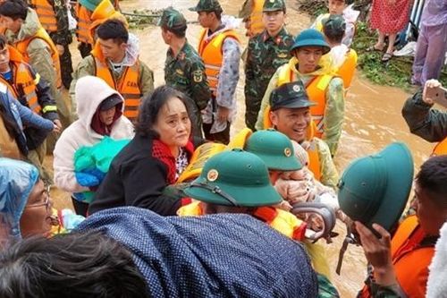 Công an các đơn vị, địa phương khẩn trương sơ tán người dân ra khỏi khu vực nguy hiểm, bị nước lũ cô lập