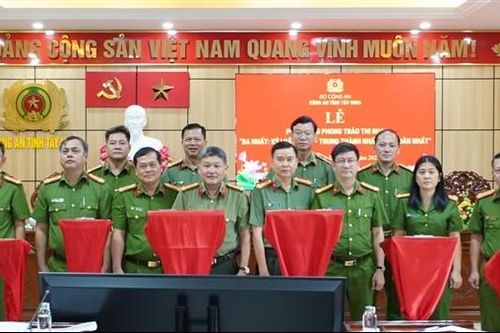 Công an Tây Ninh phát động phong trào thi đua 'Ba nhất', đổi mới sáng tạo và chuyển đổi số quốc gia