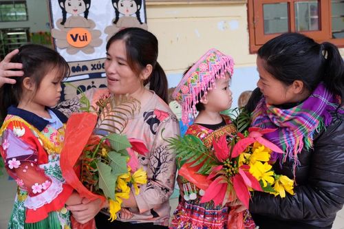 Vượt đèo khó, gieo chữ giữa mây trời