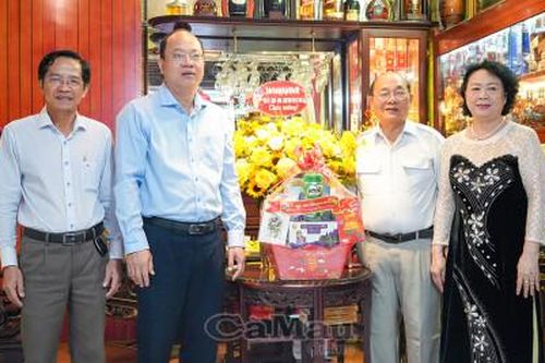 Lãnh đạo Tỉnh ủy thăm, chúc mừng Nhà giáo Nhân dân, Nhà giáo Ưu tú nhân 20/11
