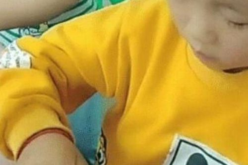 Lén bố mẹ mang quà đến trường mẫu giáo tặng cô, cậu học sinh vừa mở cặp sách đã khiến cả lớp cười xỉu
