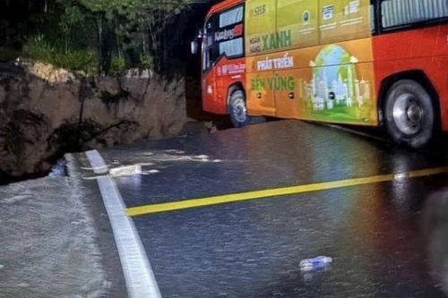 Đèo Mimosa Đà Lạt sạt lở đứt gãy mặt đường, một xe khách suýt lao xuống vực