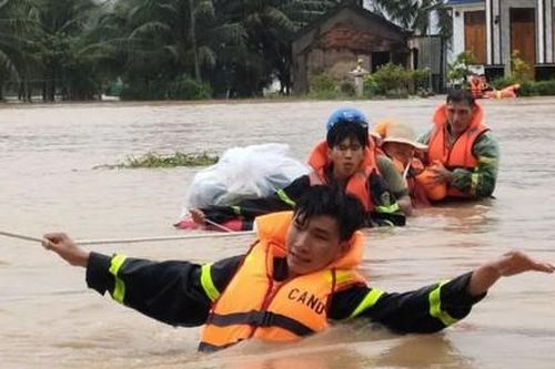Các hồ thủy điện, hồ chứa đồng loạt xả lũ để điều tiết: Nam Trung bộ chìm trong biển nước