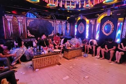Đồng loạt đột kích nhiều tụ điểm karaoke tổ chức sử dụng chất ma túy phức tạp