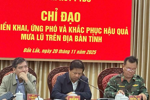 Quân đội điều trực thăng, máy bay không người lái cứu dân vùng lũ ở Đắk Lắk