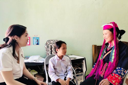 Cô giáo trẻ 17 năm bám vùng đất khó, gieo tri thức cho học trò Dao