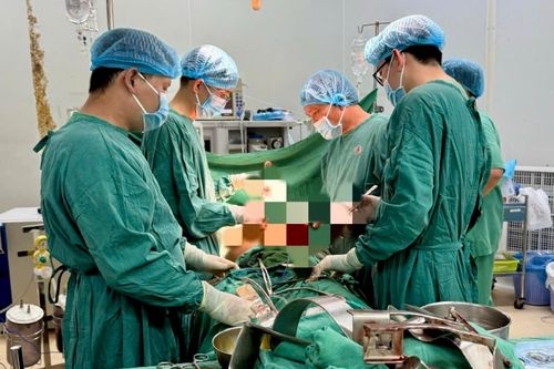 Cứu sống bệnh nhân bị đâm thủng tim, ngưng tim ngay trước mổ