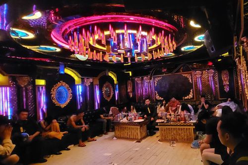 Cảnh sát đột kích 3 quán karaoke, bắt giữ 85 người, thu 3 khẩu súng