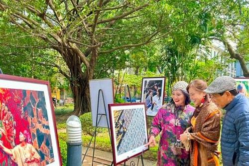Ngắm nhìn 'Phụ nữ trong cuộc sống' đằm thắm, bình dị