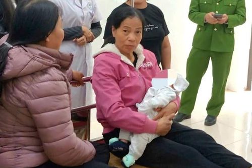 Bé gái hơn 1 tháng tuổi bị bỏ lại trong giỏ quần áo cạnh bụi chuối ở Lào Cai