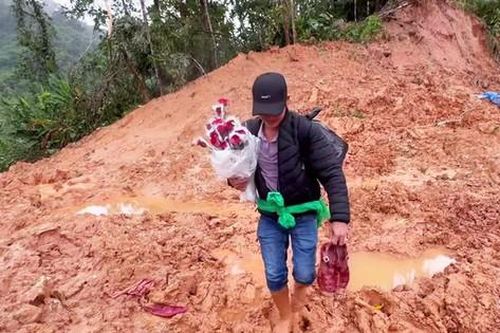 Xúc động thầy giáo lội bùn, vượt sạt lở vẫn giữ chặt bó hoa để tặng đồng nghiệp