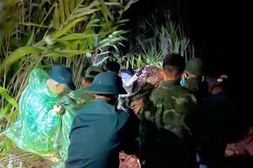 Băng rừng, vượt sạt lở gần 5 tiếng đưa sản phụ đi sinh an toàn