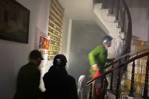 Hướng dẫn, cứu 7 người thoát nạn trong vụ cháy ở phường Vĩnh Hưng