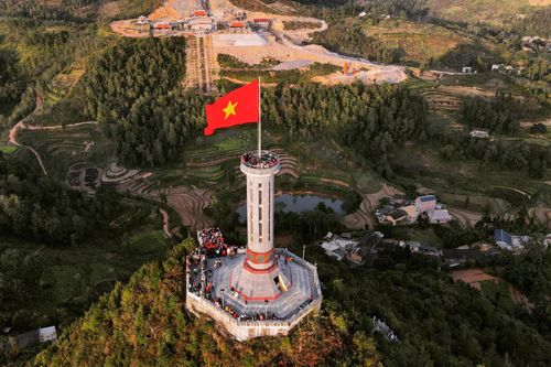 Tạm dừng phương tiện chở khách lên Cột cờ Lũng Cú