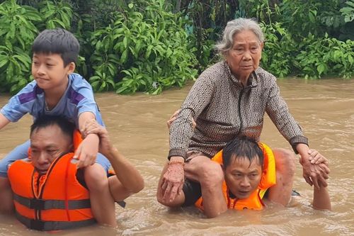 Cảnh tượng xúc động, suất cơm nóng hổi trong mưa lũ lịch sử