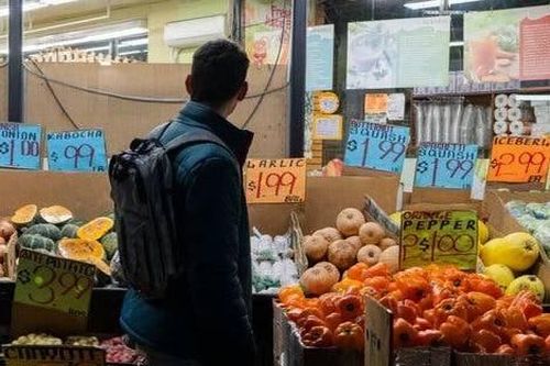 Người Mỹ than đời sống đắt đỏ, áp lực dồn lên TT Trump