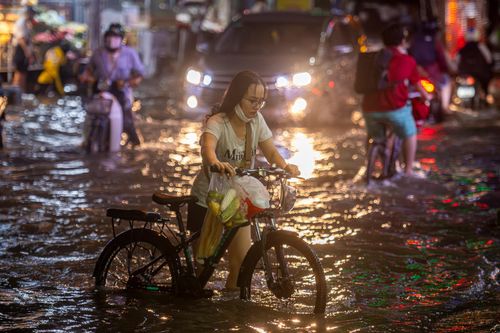 Triều cường gây ngập nặng, người dân TP.HCM lội nước về nhà