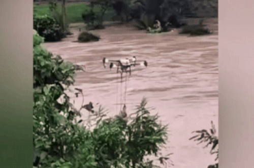 Nghẹt thở cảnh dùng drone cứu người kẹt giữa ốc đảo vì lũ dữ