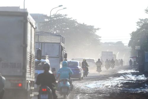 Thi công cầu vượt QL6 - Vành đai 4: trên khói bụi dưới bùn lầy lội