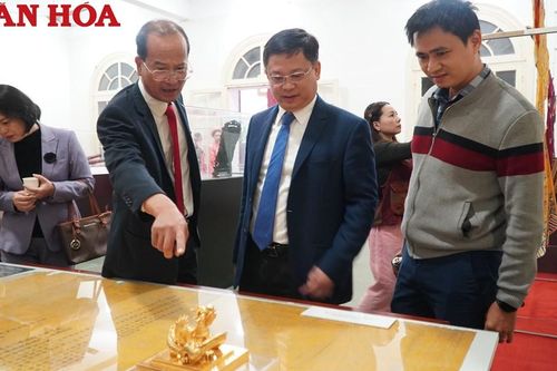 Những hiện vật quý được hiến tặng cho di sản Huế