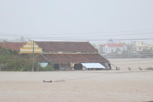 Nhiều khu vực ở Đắk Lắk vẫn ngập sâu trong nước lũ