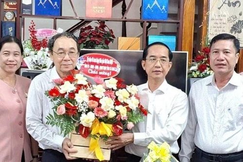 Thường trực Tỉnh ủy Cà Mau thăm, chúc mừng các Nhà giáo Nhân dân, Nhà giáo Ưu tú nhân Ngày Nhà giáo Việt Nam