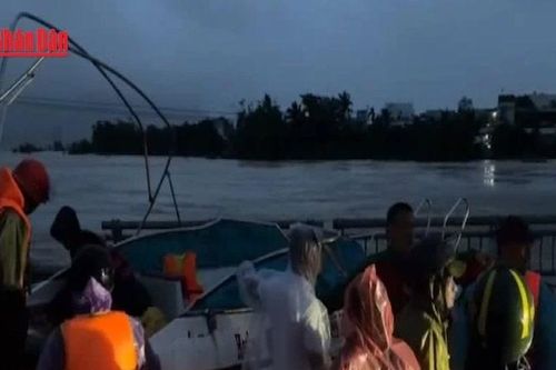 Di dời thêm nhiều người dân vùng lũ, nhưng vẫn còn trường hợp bị cô lập