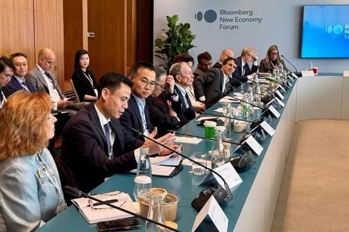 Thứ trưởng Ngoại giao Đặng Hoàng Giang tham dự Diễn đàn Kinh tế mới 2025 của Bloomberg tại Singapore