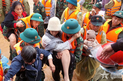 Trung đoàn 994B (Bộ CHQS tỉnh Lâm Đồng) nỗ lực hỗ trợ người dân trong lũ lụt